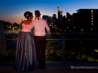 Brautpaar im Nachthimmel in Frankfurt