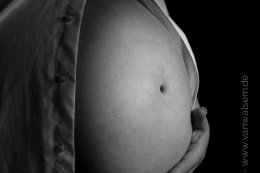 Babybauch Aufnahme in "Schwarzweiß"